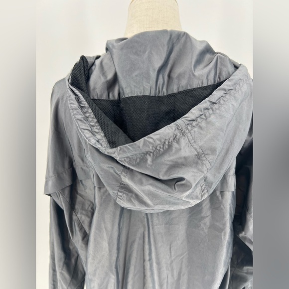 NIKE Women's Woven T2 Jacket in Deep Pewter - Picture 9 of 11